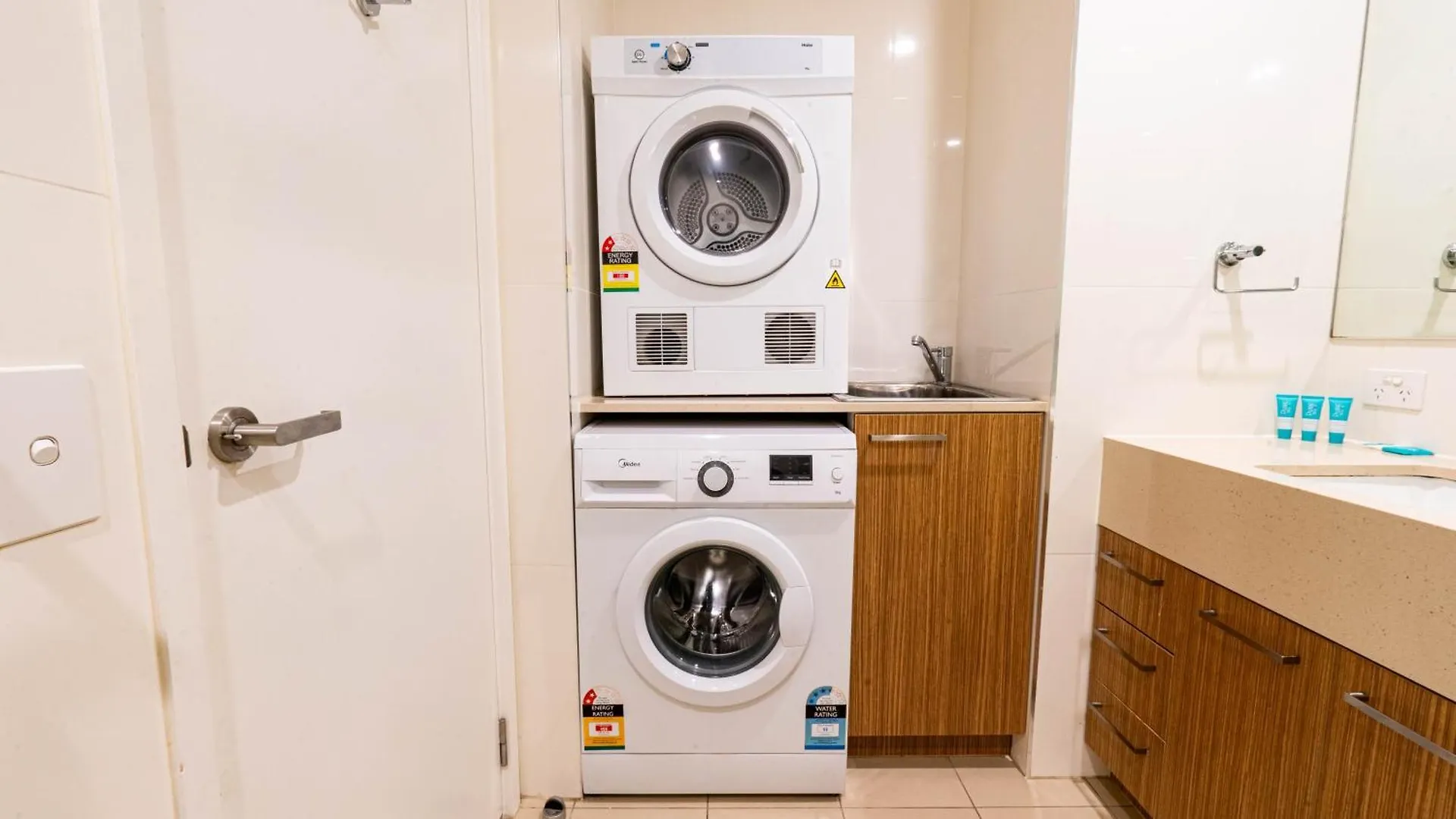 Vision Apartments On Morphett With Parking Adelajda